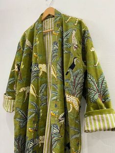 Vetement Hippie Chic, Robe Women, Green Jungle, Velvet Kimono, Kimono Robes, Velvet Coat, Jungle Print, Womens Jackets, Morning Tea