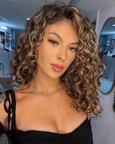 Honey Color Balayage, Curly Bayalage Blonde, Curls With Highlights Brunettes, Bronde Balayage With Money Piece Curly Hair, Honey Balayage On Dark Hair Curly, Curly Hair Balage, Balayage On Wavy Hair, Highlights For Wavy Hair