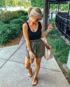 That casual date night look 🖤 My fave jeans and a $12 bodysuit - now someone get me some chips and salsa 😆🙌🏼 Click the link in my bio to… Rok Outfit, Looks Pinterest, High Waist Fashion, Spring Outfits Women, Outfits Casual, Mom Outfits, Casual Street Style, Spring Outfits Casual, Casual Summer Outfits