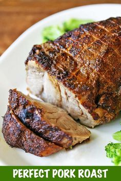 Pork roast served with broccoli. Easy Pork Roast, Pork Lion Recipes, Roast In The Oven, Pork Loin Roast Recipes, Pork Chop Recipes Baked