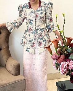 kebaya classic floral Kebaya Simple, Batik Kebaya, Kebaya Dress, Traditional Dresses Designs, Mode Abaya, Muslim Fashion Dress, Back Shirt