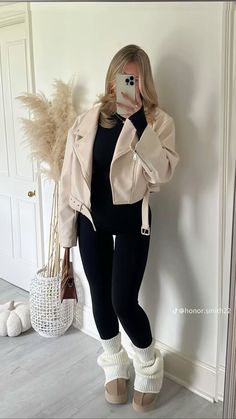 Beige Ugg Boots Outfit, Ugg Trainers Outfit, Beige Uggs Outfit, Leggings Uggs Outfit, Bonfire Outfit Ideas, Winter Outfits Stockholm, November Fits, Outfit Stiefel, Beige Bag Outfit