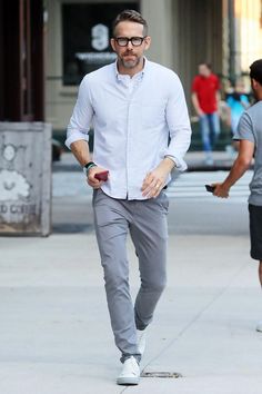 Oxford Shirt Outfit, Ryan Reynolds Style, Grey Chinos Men, Chinos Men Outfit, White Oxford Shirt, Shirt Outfit Men, Minimalist Fashion Men, Design Jersey, Grey Chinos