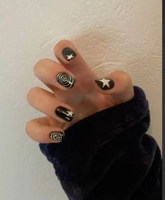 Nail Ideas Acrylic Y2k Short, Easy Nail Art On Black Nails, Cute Nails Y2k Short, Small Nails Design Y2k, Nail Design On Black Nails, New Nail Trends Short, Simple Short Goth Nails, Emo Nails Aesthetic, Short Grunge Nail Designs