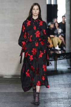 Roland Mouret Fall 2019 Ready-to-Wear collection, runway looks, beauty, models, and reviews. Printed Satin Dress, Roland Mouret, Live Fashion, Long Black Dress, Satin Dress, Runway Fashion, Fashion Show