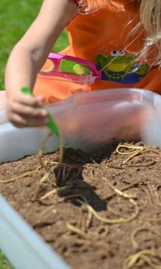 Dirt And Worms, Bugs Preschool, Sensory Tubs, Kids Laughing, Preschool Science, Outdoor Learning, Sensory Bin, Spring Activities