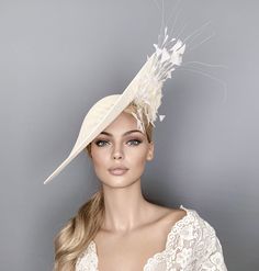 Elegante sombrero ivory con plumas y flores, kentucky derby sombrero de paja para mujer, sombrero Royal Ascot. Este sombrero de fascinación blanco está adornado con una impresionante montura de plumas y hermosas flores de seda. Es un sombrero perfecto para bodas, carreras de caballos Royal Ascot, cócteles, derby... Está montado en una diadema. Si quieres, puedes elegir el lado de la cabeza donde te gusta usar el fascinador, solo convocame. Cualquier color del fascinador se puede cambiar por orden. Siga este enlace para obtener más opciones hermosas de 'Sophie Young Hats' https://www.etsy.com/shop/sophieyounghats**UK PEDIDOS DE MÁS DE 150 € PAGARÁN LOS IMPUESTOS DEL IVA EN LA ADUANA ** White Derby Hat, Derby Hats Diy Ideas, Kentucky Derby Hats Diy, Derby Hats Diy, Ascot Horse Racing, Tea Hat, White Fascinator, Tea Hats, Beautiful Wardrobe