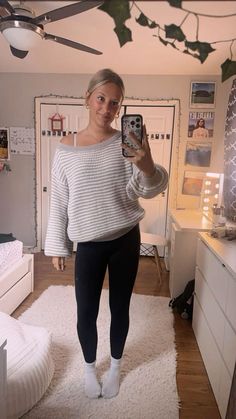 Outfits With Sweaters And Leggings, Cute Leggings Outfit Fall, Winter Outfit Pictures, Simple School Outfits Winter, Cabin Outfits Fall, Comfy School Outfits Leggings, Cute Road Trip Outfits Winter, Thanksgiving Fit Ideas, College Going Out Outfits Winter