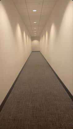 an empty hallway with no people in it