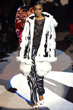 Tom Ford Fall 2013 RTW - Review - Fashion Week - Runway, Fashion Shows and Collections - Vogue American Fashion Designers, Fur Fashion, Black N White, 80s Fashion, London Fashion Week, Designer Outfits Woman, Tom Ford, Runway Fashion, Fashion Blog