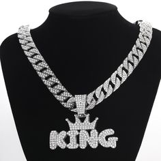 Seien Sie mutig mit der „KING“-Kronenbuchstaben-Anhängerkette mit Diamanten! Geben Sie Ihrem Look mit diesem schillernden Anhänger mit funkelnden Diamanten, die eine königliche Kronenform bilden, den letzten gewagten Schliff. Geben Sie ein Statement ab und bestimmen Sie Ihren Stil!

 Spezifikationen 







Metalltyp: Zinklegierung




 Kommt mit kubanischer Kette


 Länge: 20 Zoll (50 cm)





 Warum bei VVS Jewelry einkaufen?

 Wir lieben Hip-Hop genauso wie Sie. Wir leben und atmen Hip-Hop und tragen viele der gleichen Produkte, die auf unserer Website verkauft werden.

 10.000+ zufriedene Kunden können nicht lange auf sich warten lassen. Werden Sie noch heute Teil unseres Teams! Vvs Jewelry, King Crown, Letter Pendant Necklace, Kings Crown, Letter Pendants, Cuban Chain, Gold Pendant Necklace, Sparkle Diamonds, Chain Lengths