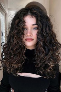 Curly Hair Color Ideas, Black Hair With Blonde Highlights, Curly Hair Color, Dyed Curly Hair, Natural Curly Hair Cuts, Brown Curly Hair