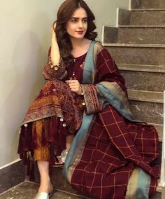 Simpal Dress Design, Kurti Poses Photography, Kurti Poses, Suit Poses, Fashion Challenge, Fashion Empire, Pakistani Suit