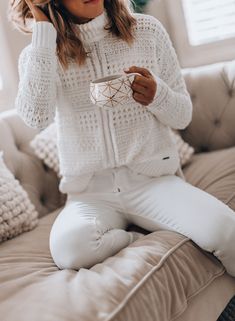 Cozy Ways to Wear White Jeans in Winter | Cella Jane White Outfit Casual, Mode Over 50, How To Wear White Jeans, Winter White Outfit, White Jeans Winter, White Sweater Outfit, White Jeans Outfit, Outfit Jeans, Cooler Look