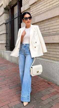 White Blazer Summer Outfit, Light Denim Jeans Outfit, Flair Jeans Outfit, Casual Bar Outfits, White Blazer Outfits, Flare Jeans Outfit, Blazer Outfits Casual, Light Denim Jeans, Mommy Outfits