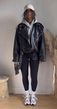 Athleisure Outfits Leather Jacket, Philly Outfits Fall, Sweats And Leather Jacket Outfit, Leather Jacket Leggings Outfit, Comfy Leather Jacket Outfit, New York Street Style 2023 Winter, Leggings Outfits Aesthetic, Cute Athleisure Outfits Winter, Cute Winter Outfits Cold Weather