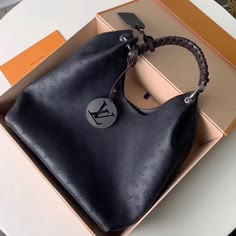 LUB Fashion Lu-Vi Bags - 12671 A+ Excellent Quality copies; Contact us if you've any questions in your mind. Τσάντες Louis Vuitton, Tas Louis Vuitton, Tas Lv, Black Louis Vuitton, Tas Bahu, Beg Tangan, Lv Bags, Handbag Heaven, Black Leather Bags