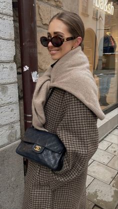 Chanel Flap Outfit, Alva Sperle, Black Bag Outfit, Chanel Bag Outfit, Sunglasses Celine, Paris Outfits, Girly Fashion, Mode Inspiration, Winter Fashion Outfits