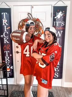 College Halloween Costumes Football Halloween Costume, Halloween Costumes For College, Group Costume Ideas, Teenage Halloween Costumes, College Halloween Costumes, Make Carnaval, Friend Costumes