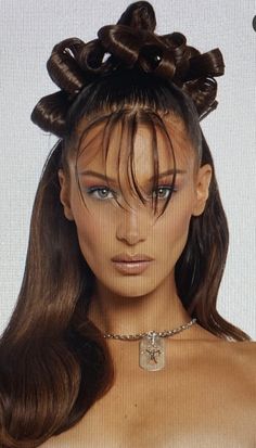 90s Super Model, Early 2000s Hairstyles, Future Me, Runway Hair, Y2k Hairstyles, Editorial Hair, 90s Hairstyles, Clothes And Shoes, Baddie Hairstyles