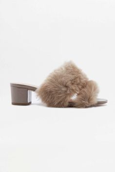 mules, mules talon femme, mules tendance, mules ouvertes, mules hautes, mules fourrure, mules urban outfitters Mule Heels, Fur Slides, Peaches, Latest Styles, Heeled Mules, Faux Fur, Urban Outfitters, Sandals