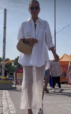 All White Casual Outfits For Women, Scandi Summer Outfit, London Summer Style, Summer Dinner Outfit, Quoi Porter, Style Muse, Summer Attire, Street Style Summer