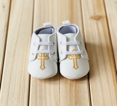 Timelessly elegant shoes perfect for baptisms and christenings.  Made perfect with a delicate embroidery. Sizing: Size 1: 11cm length, 0-6M recommended size Size 2: 12cm length, 6-12m recommended size Size 3: 13cm length, 12-18m recommended size Baptesta Shoes, White Closed Toe Booties For Baptism, White Booties For Baptism, Christening Shoes, Baby Boy Baptism Outfit, Boy Baptism Outfit, Baby Boy Baptism, Baptism Outfit, Boy Baptism