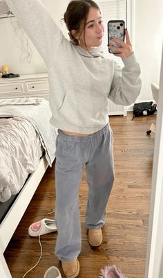 Aritzia Sweatshirt Outfit, Outfits With Brandy Sweatpants, Sweatpants Outfit For School Fall, Brandy Pants Outfit, Uggs With Pants, Sweatpants With Cardigan Outfit, Anastasia Pants Outfit Brandy, Uggs Scuffette Outfit, Basic Brandy Outfits