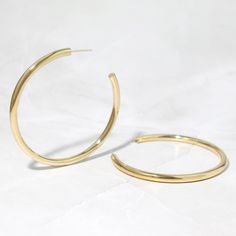 Super light weight & high quality hoop earrings that will be your go-to pair! Great for dressing up a casual outfit, or going from a day-to-night look! Made of 925 Sterling Silver We use a THICK plating of 14k Gold or Rhodium Nickel-free & Hypoallergenic VERY LIGHT WEIGHT Available in 55mm or 62mm Diameter 3.5mm Thickness Model wearing 62mm Size Layering Diamond Necklaces, Pearl Collection, Delicate Earrings, Light Weight Earrings, Chain Earrings, Wedding Bracelet, Huggies Earrings, 925 Sterling Silver Jewelry, Eternity Ring