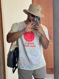 Murakami Pillow, Indie Kid Outfits, Boy Aesthetics, Airport Outfit Summer, Aesthetics Tumblr, Mens Shorts Outfits, Gay Aesthetic, Takashi Murakami, Mens Outfit Inspiration