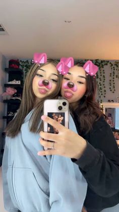 Pretty Selfies Snapchat Filters, Picture To Do With Your Best Friend, Photos To Do With Bestie, Snapchat Dog Filter Selfie, Selfie Ideas 2 People, Pics To Take With Your Bff, Dog Filter Snapchat, Pictures To Take With Your Best Friend, Picture Ideas For Best Friends