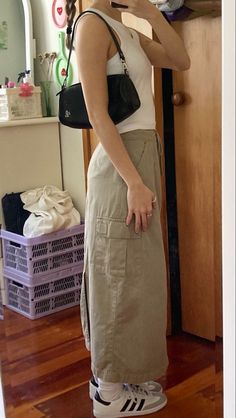 Cargo Skirt Inspo Outfit, Long White Cargo Skirt Outfit, Cargo Skirt Ideas, Samba Outfit Adidas, Cargo Skirts Women, Gorpcore Skirt Outfit, Adidas Samba With Skirt, Adidas Samba Outfit Skirt, Outfit With Cargo Skirt