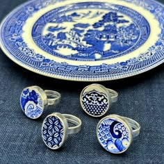 In stock, ready to ship! Shower her with love, affection, and your choice of broken china jewelry Blue Willow china rings from eclectiQuas. Each of the four blue and white china rings feature an upcycled English porcelain piece from vintage Blue Transferware plates, and a fine sterling silver round or oval ring setting, each fully adjustable from ring sizes 5 to 8. The look is contemporary yet classic, casual yet dressy, and makes a romantic porcelain jewelry gift with an elegant vintage chinoiserie style. The perfect gift for her birthday, Christmas, Valentines Day, Mothers Day, or her 9th (pottery/willow), 18th (porcelain), or 20th (china) anniversary! Please visit www.eclectiQuas.etsy.com to find the full collection of our eclectic jewelry. All of our jewelry is one-of-a-kind or limited Upcycled Christmas Gifts, Broken China Jewelry Tutorial, Broken Plate Jewelry, Broken China Jewelry Diy, Broken Pottery Jewelry, Blue Willow Decor, Broken China Crafts, Blue Willow China, China Crafts