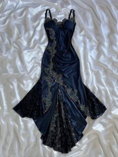 Détails de l'article :   Numéro de produit : C1769   Tissu : Dentelle   Silhouette : Sirène   Manches : Sans manches   Style de dos : fermeture éclair Navy Blue Lace Prom Dress, Blue Lace Prom Dress, Maxi Vestidos, Hot Prom Dress, Lace Prom Dress, Prom Dress Inspiration, Pretty Prom Dresses, Grad Dresses, Black Prom Dresses