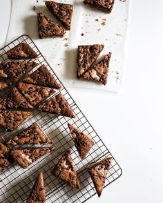 some cookies are on a cooling rack