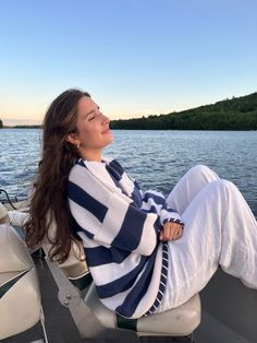 East Coast Boat Aesthetic, Houseboat Outfit Ideas, Sailboat Aesthetic Outfit, Sunset Boat Outfit, Maine Trip Outfits, Bar Harbor Maine Aesthetic Outfits, Windy Beach Outfit, Lake Camping Outfits, Summer Outfits Lake