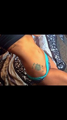 Mermaid scale tattoo.  Fitness. Mermaids Tattoo. Pura Vida Mermaids Tattoo, Mermaid Scales Tattoo, Scale Tattoo, Tattoos Mandala, Muster Tattoos, Theme Tattoo, Beach Tattoo, Tattoos Geometric, Mermaid Tattoo