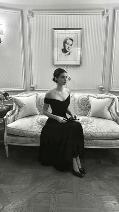 Kendall Jenner In Paris, Elegant Staircase Photoshoot, Kendall Jenner Holiday Outfits, Classy Photo Shoot Ideas, Sultry Outfit Classy, Kendall Jenner Dress Outfits, Kylie Jenner Old Money, Rich Outfits Aesthetic, Old Money Elegant Outfit