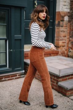 Flamboyant Gamine, Brown Corduroy Pants, Corduroy Pants Women, Mode Boho, Brown Corduroy, Brown Pants, Fall Winter Outfits, Corduroy Pants