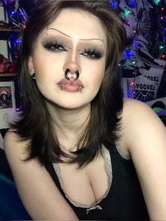 German Makeup Looks, Shaved Brows Makeup, Y2k Goth Makeup, Alt Baddie Makeup, Nu Metal Makeup, Unrecognizable Makeup, Piercing Inspo Face, 90s Goth Makeup, Soft Goth Makeup