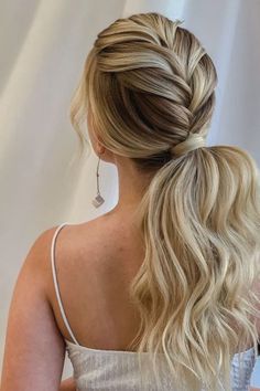 Planejar um casamento é uma jornada emocionante, e um aspecto crucial que adiciona charme é escolher o penteado certo, especialmente para as madrinhas de casamento.  SAIBA MAIS...... Makeup Tricks, Hair Braid, Love Makeup, Great Ideas, Hair And Makeup, Hair Designs, Braid Styles, Up Styles, Rapunzel