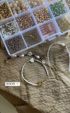 Clean Girl Essentials, Girl Essentials, Diy Jewelry Rings, Diy Bracelet Designs, Homemade Jewelry, Beaded Bracelets Diy, Clean Girl