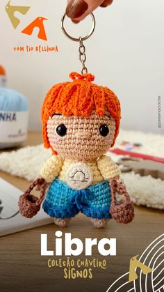 Confira no blog a receita do Chaveiro do signo de Libra - Coleção Chaveiro Signos por Josi Sena Zodiac Amigurumi, Toy Pattern, Crochet Toy, Art