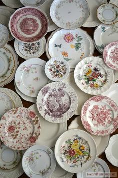 many plates with different designs on them are stacked up in the same pattern and color