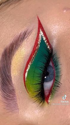 Easy Crazy Makeup Looks, Easy Christmas Eyeshadow Looks, Simple Christmas Makeup Looks, Easy Christmas Makeup Ideas, Christmas Makeup Looks Easy, Eyeshadow Looks Easy, Christmas Makeup Looks Simple, Easy Eyeshadow Looks, Eyeshadow Hacks