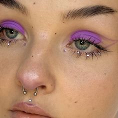 Face Jewels Makeup Simple, Skz Makeup, Purple Eye Look, Jewel Makeup, Circus Makeup, Gem Makeup, Coachella Makeup, Artsy Makeup, Face Rhinestones