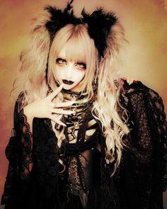 #mercuro #kiru #vkei #vkeimakeup Visual Kei Drawing, Visual Kei Fanart, Gothic Pose Reference, Visual Kei Makeup Ideas, Vkei Drawing, V Kei Makeup, Blond Goth, Gothic Reference