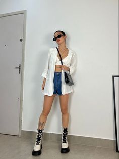 White Chunky Boots Outfit Summer, White Boots Summer Outfit, Chunky White Boots Outfit, White Chunky Boots Outfit, White Combat Boots Outfit, White Docs, White Short Boots, Looks Aesthetic, Looks Com Short