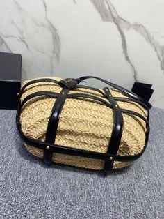 Saint Laurent Ysl Saint Laurent raffia woven basket bag is probably the most unique straw woven bag I have seen this year, romantic and cool,

Size: 40x19x29cm Ysl Saint Laurent, Large Leather Bag, Lv Belt, Lv Purse, Lv Shoes, Small Leather Bag, Lv Wallet, Medium Handbags, Lv Handbags