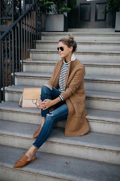 Camel Sweater Coat | Chloe Handbag | camel mules Sweater Coat Outfit, Minimalist Moda, Mode Shoes